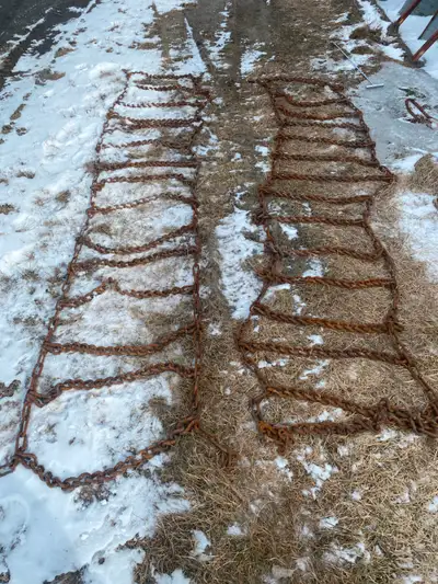 chaînes de roues pour tracteur ,environ 60 hp, 120 pouces de long, par 24 pouces de larges,, bonne c...