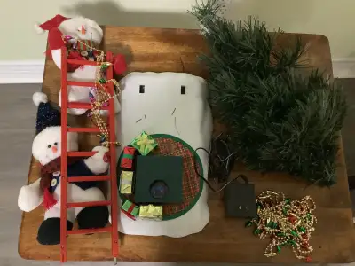 Vintage 2004 Avon Snowmen Trim A Tree Snowmen’s head and hand moves when tree is turned on 18 1/2” h...