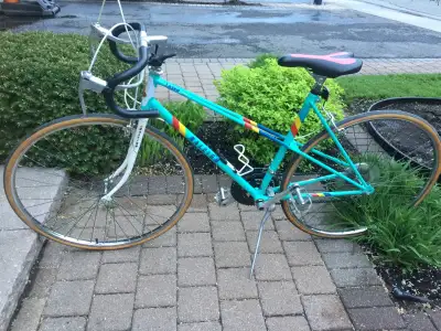 Superbe Vélo de route Raleigh cadre 19po, comme neuf, View more