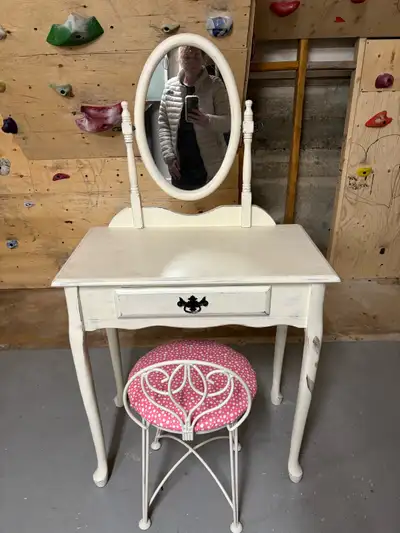 Meuble coiffeuse maquilleuse avec miroir et tabouret, peint à la main blanc cassé, peinture à la cra...
