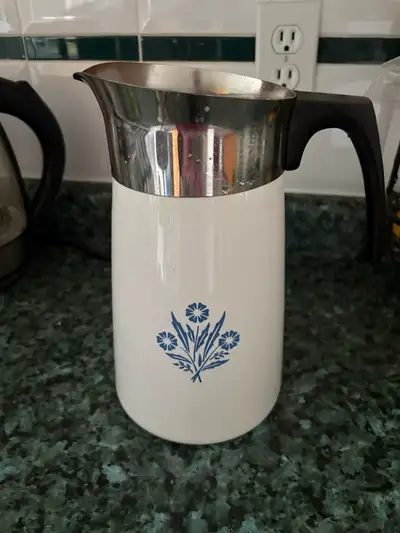 This pre-owned vintage Corning Ware Blue Cornflower 9-cup percolator is in good condition and ready...