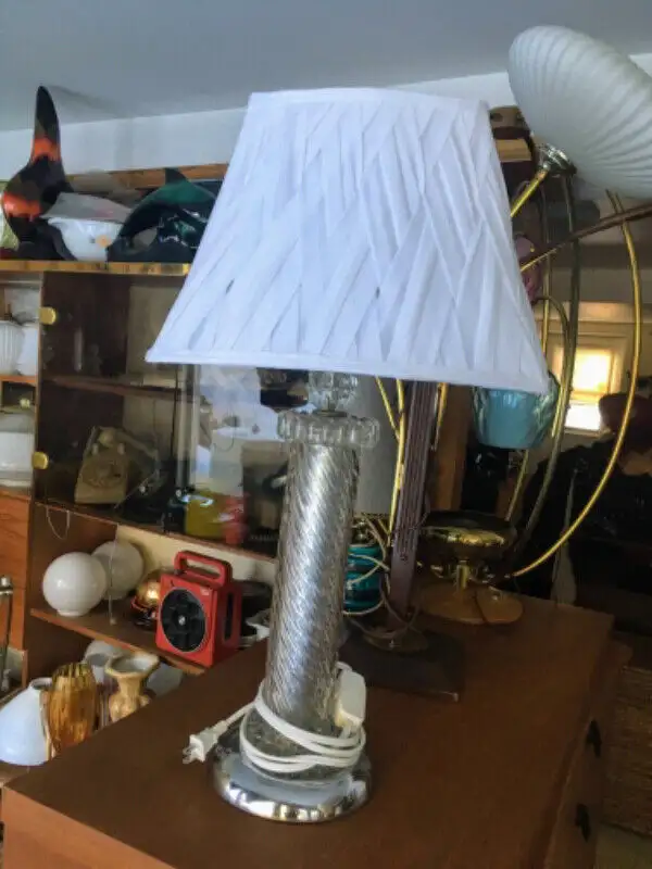 Beautiful vintage Fancy glass lamp in Indoor Lighting & Fans in City of Montréal - Image 5