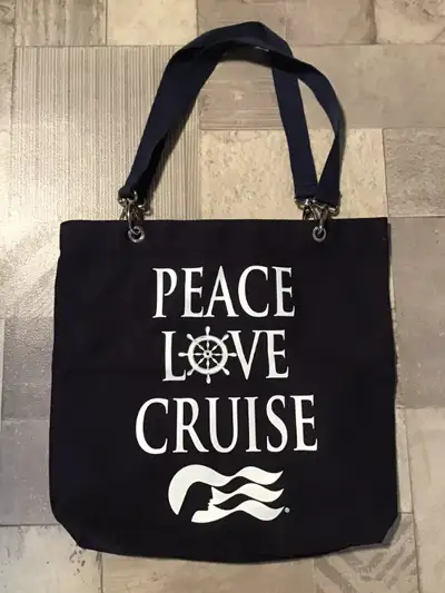 Sac Peace Love Cruise avec logo Princess cruises mesure 16,5 x 15 x 3 pouces à vendre 15$ Doit ramas...