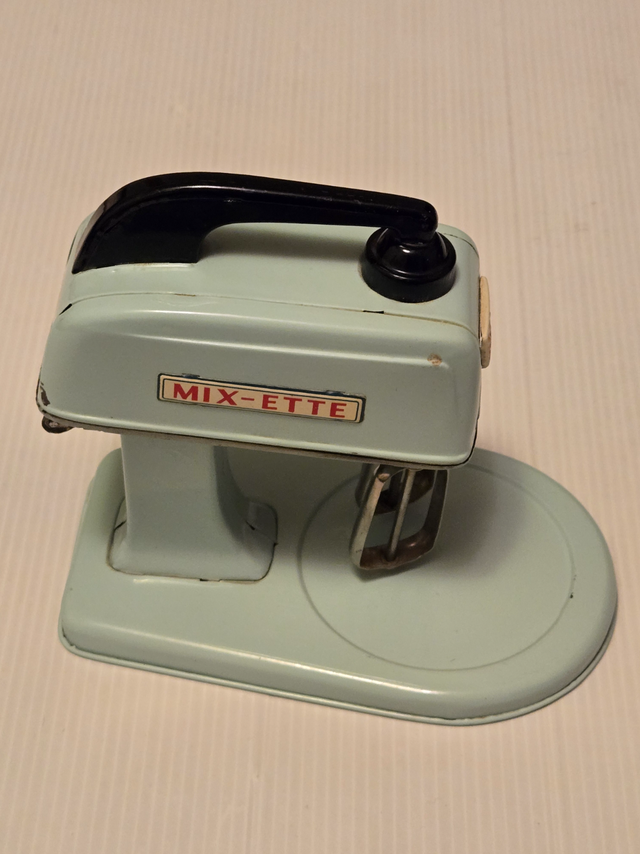 *** 1950s MIX-ETTE STAND MIXER - TOY KITCHEN BAKING / COOKING in Arts & Collectibles in City of Toronto - Image 11