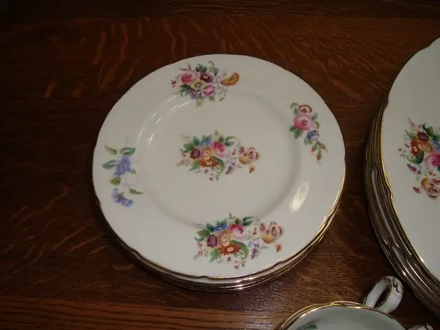 QUALITY COALPORT ENGLISH FINE CHINA SETTING FOR 8 in Arts & Collectibles in Norfolk County - Image 4