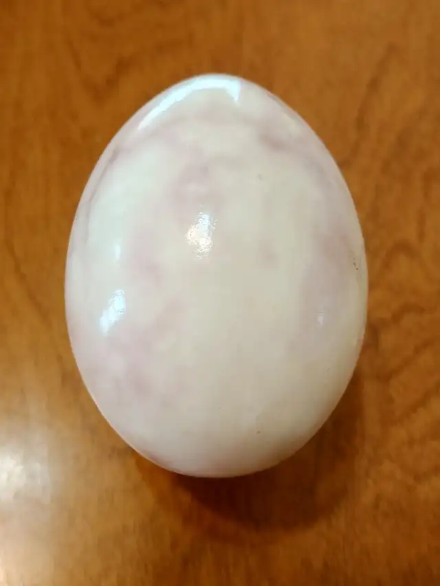 Set of four vintage semi-precious gemstone eggs in Arts & Collectibles in Medicine Hat - Image 6