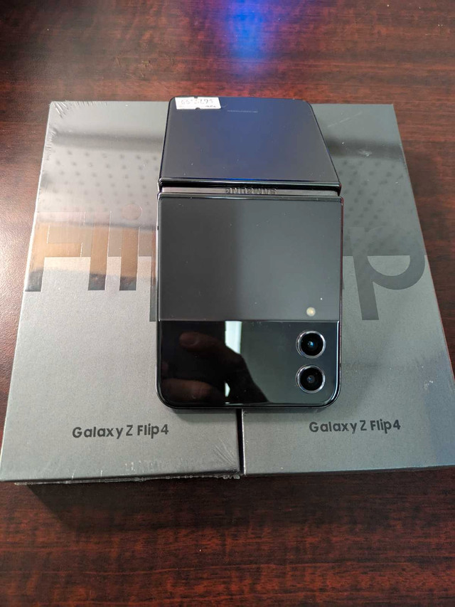 Samsung Galaxy Z Flip 4 Brand New  dans Téléphones cellulaires  à Ville de Montréal