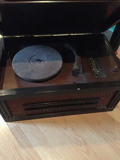 Vintage 1940's Rogers Majestic radio/ record player sold as is