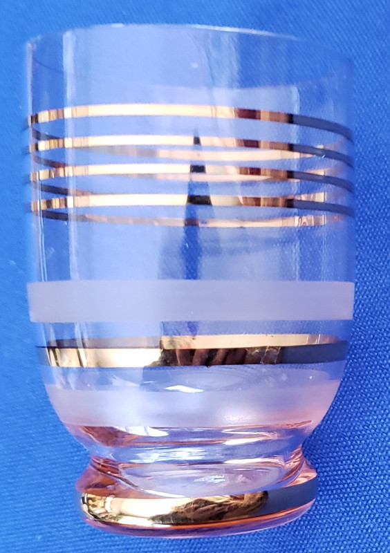 5 MINI LIQUOR GLASSES + DECANTER - GOLD MOTIFS dans Vaisselle et articles de cuisine  à Laval/Rive Nord - Image 2