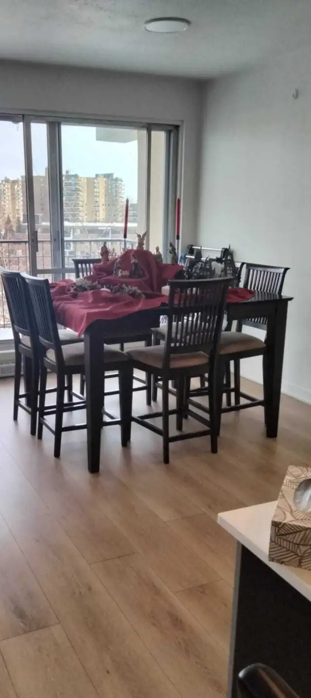 dinning table that extends with 6 chairs in Dining Tables & Sets in Laval / North Shore - Image 3