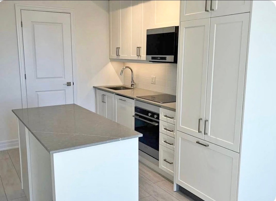 Beautiful 1 Bedroom + Large Den 4