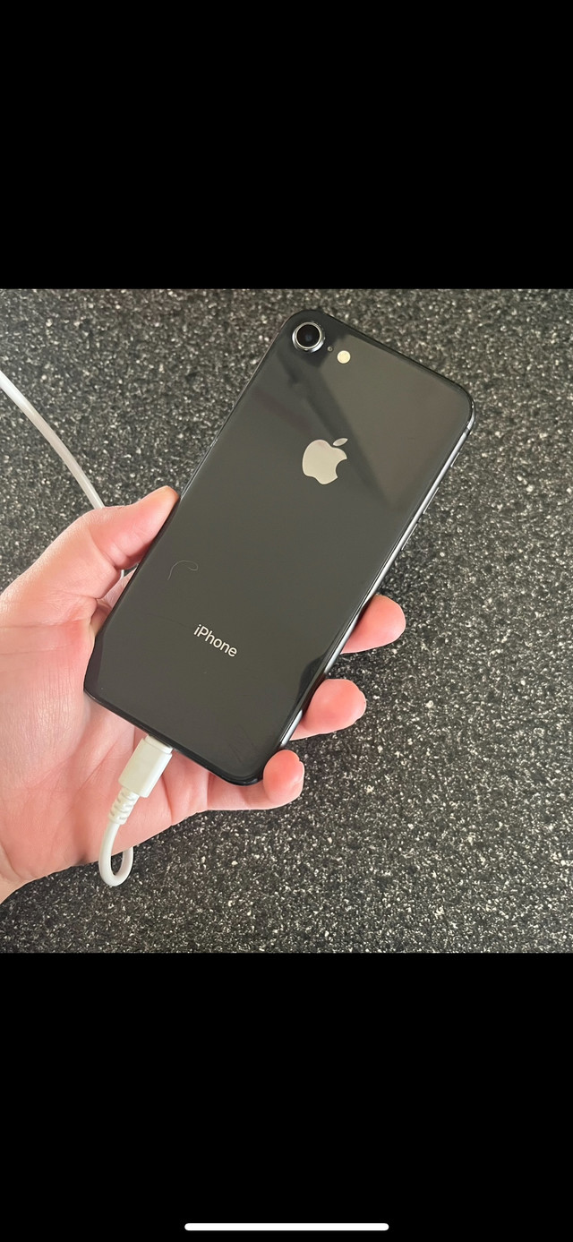 iPhone 8 64g dans Téléphones cellulaires  à Ouest de l’Île