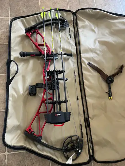 This used Diamond Archery Edge is a solid choice for any hunting or archery enthusiast. It comes equ...