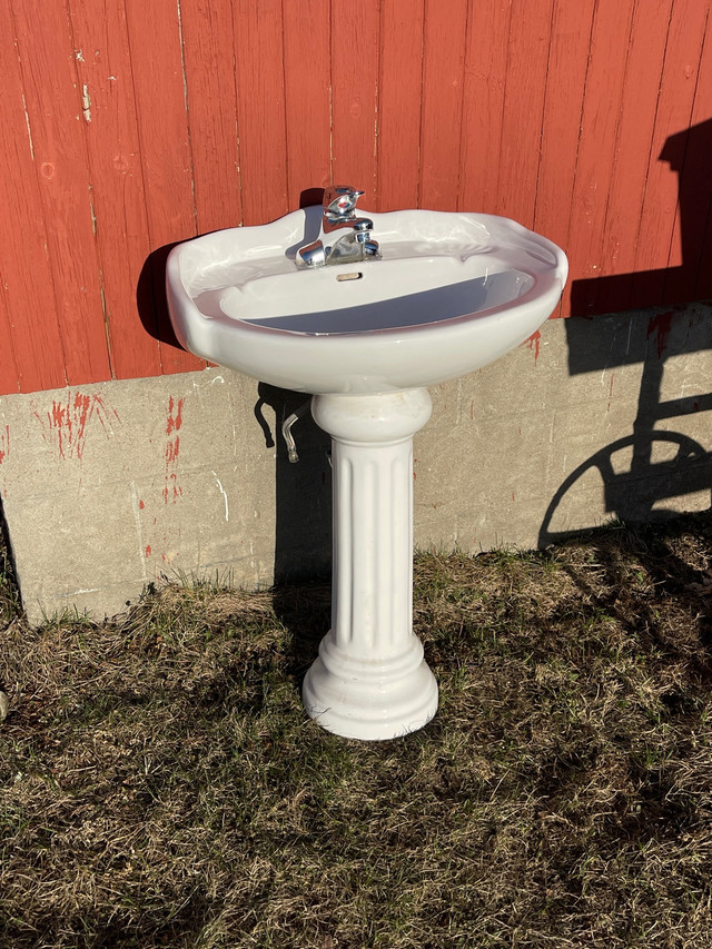 Pedestal Sink in Plumbing, Sinks, Toilets & Showers in Pembroke
