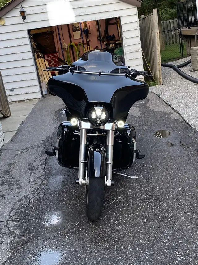 Harley-Davidson 2011 Street Glide FLHX in Street, Cruisers & Choppers in Peterborough - Image 2