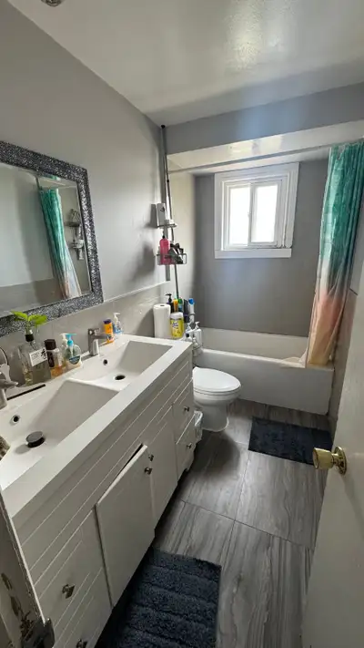 Master bedroom available for sharing in a quiet neighborhood. Bus stop right outside the house, Kenn...