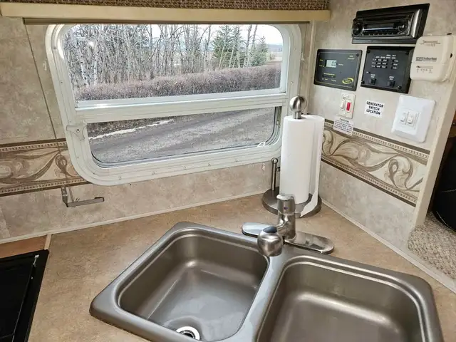 2007 Arctic fox 990 /2026 GMC Sierra 3500HD 4W Denali Ultimate w in Travel Trailers & Campers in Burnaby/New Westminster - Image 10