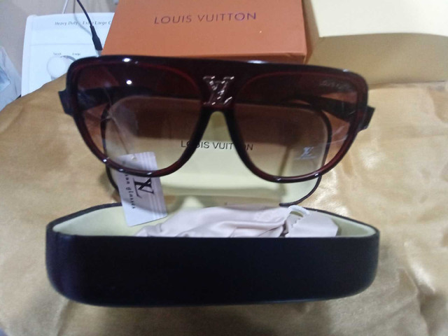 New with box Louis Vuitton sunglasses * dans Art et objets de collection  à Ville de Montréal - Image 2