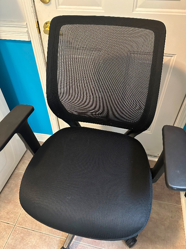 Staples Ergo Office Desk Chair with mesh back in Chairs & Recliners in Oakville / Halton Region