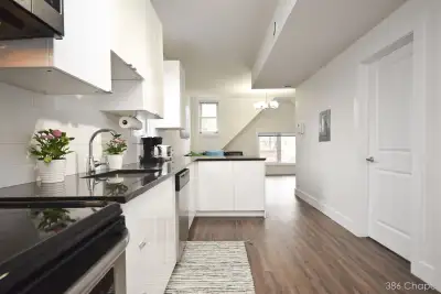 - $800/month - Availlable Sept 1st - All utilities, A/C, wifi, laundry in the unit included - 4min w...