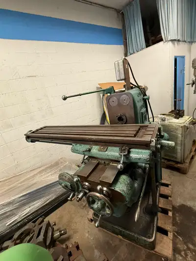 MILWAUKEE MODEL H NO. 3 UNIVERSAL HORIZONTAL MILLING MACHINE Manufacturer: Milwaukee Model: H No. 3...
