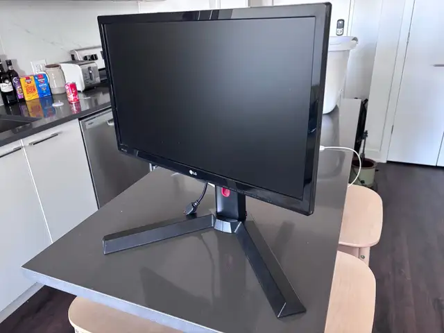 22’ LG Computer Monitor in Monitors in Mississauga / Peel Region - Image 2