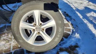 4 mags avec 4 pneus Motomaster SE3. Usure avancée des pneus, utilisable encore pour un certain kilom...