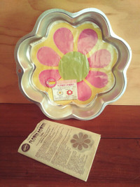 'FLOWER POWER' CAKE PAN by Wilton: NEW with Instructions