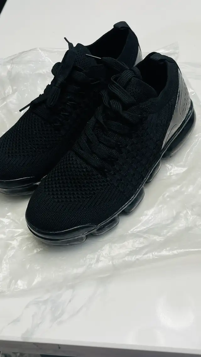 Unisex-Black Shoes-Size 7/8 in Men's Shoes in Mississauga / Peel Region - Image 2