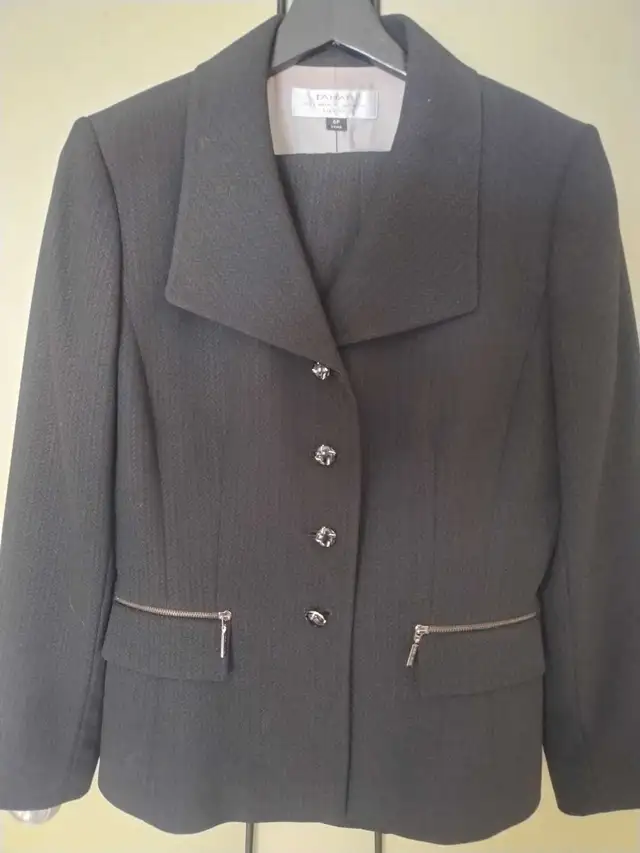 Tahari business suit - fits women's size 8/9 in Women's - Bottoms in Calgary - Image 3