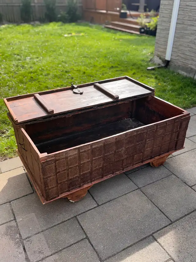 Antique wood trunk in Coffee Tables in City of Toronto - Image 8