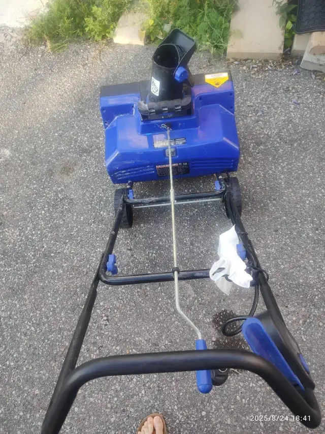 Snow Joe 22-inch 15 Amp Electric Snow Blower with Dual LED Light in Snowblowers in City of Toronto - Image 3