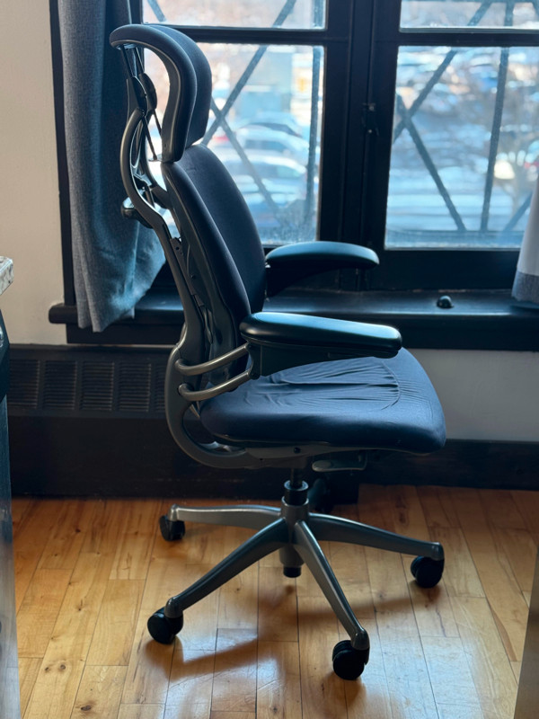 Humanscale Ergonomic FREEDOM Chair in Chairs & Recliners in Kingston - Image 2