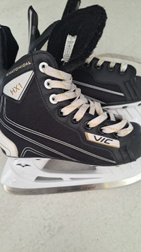 Vic hx1 ice skates  size 2   $40