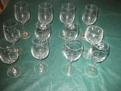 VINTAGE - 12 VERRES À VIN - VERRES CRYSTAL D'ARQUES DE COULEUR ROUGE - CARAFE À VIN EN CRYSTAL - CAR...