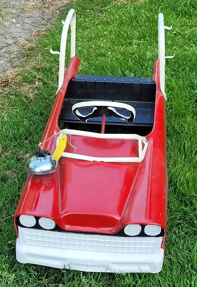 1960s Murray Super Deluxe Fire Truck Pedal Car Hook and Ladder in Arts & Collectibles in Kingston - Image 3
