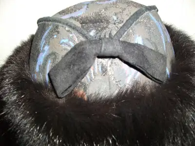 Chapeau noir et bleu roi  avec contour fourrure noir, View more