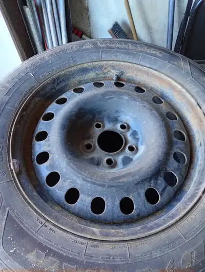 4 pneus 235/65r17 hiver (uses a la broches) montés sur bons rims etaient sur ford escape 114,3 mm ou...