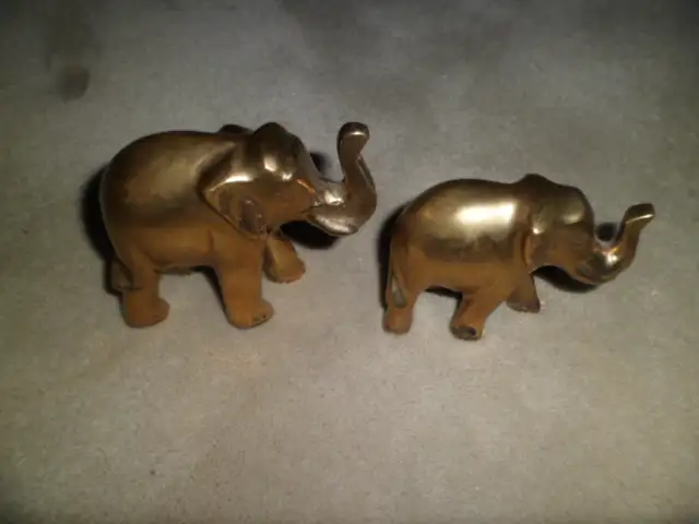 TWO BRASS ELEPHANTS in Home Décor & Accents in Lethbridge - Image 3