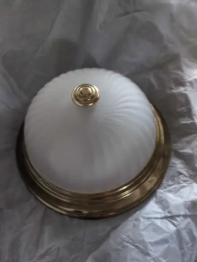 Ce plafonnier à design épuré et classique avec un abat-jour en verre dépoli tourbillonnant et une fi...