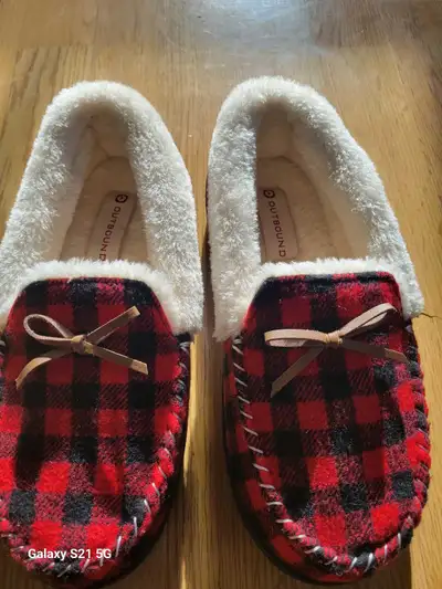 Outbound slippers, size 9, View more