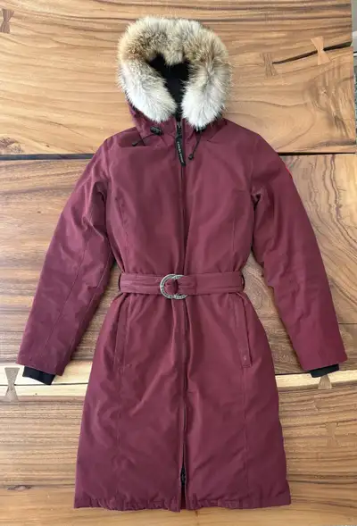 Canada Goose Women's jacket in good condition. It fits slim and has a belt at the waist which makes...