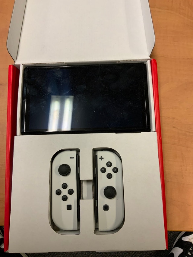 switch oled with game mario cart8 and persona 5 royal Nintendo Switch