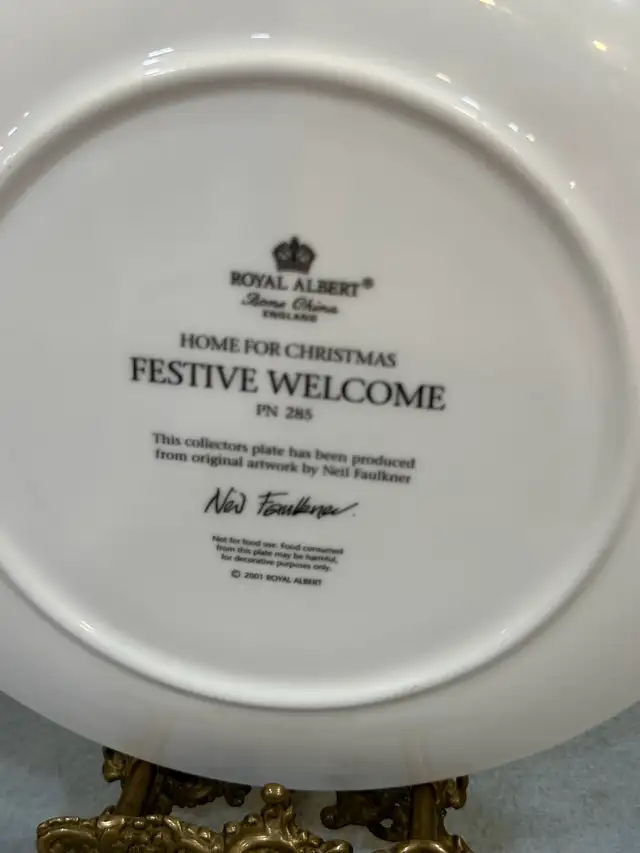 $99 for 4 Christmas plates Royal AlbertBone China Made in Englan in Arts & Collectibles in Oakville / Halton Region - Image 6
