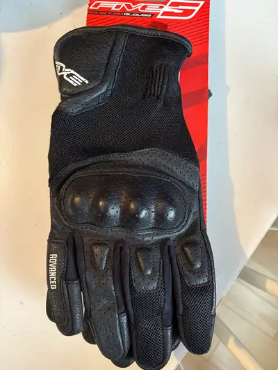 Black Leather Palmed motorcycle gloves Size: XL Features: Adjustable sizing strap, hard protective l...