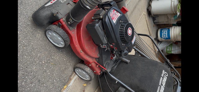 Troy Built leaf vacum / shredder / chipper gas powered self