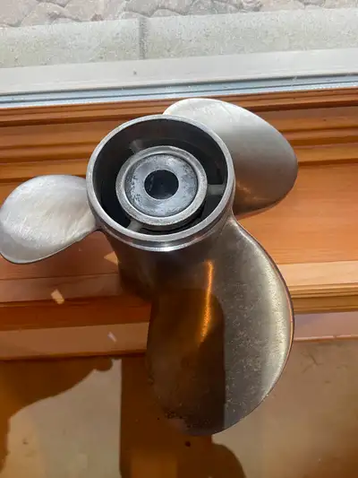 Stainless Steel Mercruiser prop 48-79794-17P nice condition 15 spline Don’t get caught out on the la...