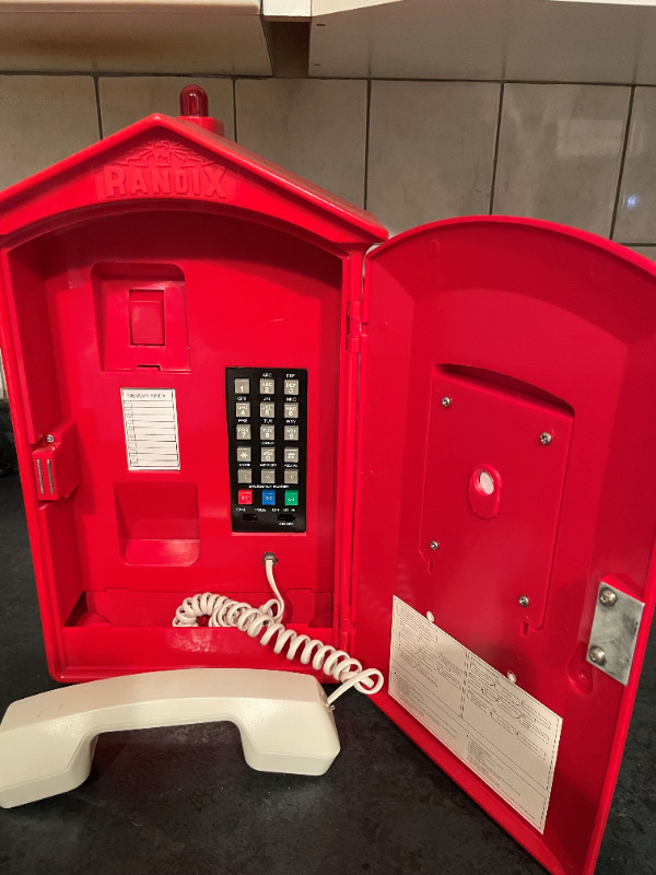 Toy 911 phone booth in Toys & Games in Mississauga / Peel Region - Image 4