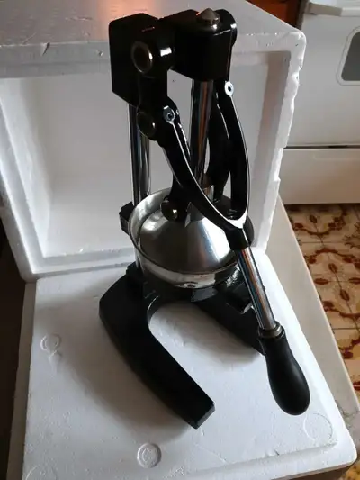 PRESSE AGRUMES . CITONS, ORANGES, PAMPLEMOUSSE ET AUTRES. . TRES ROBUSTE, UNE FOIS PRESSÉ IL NE REST...