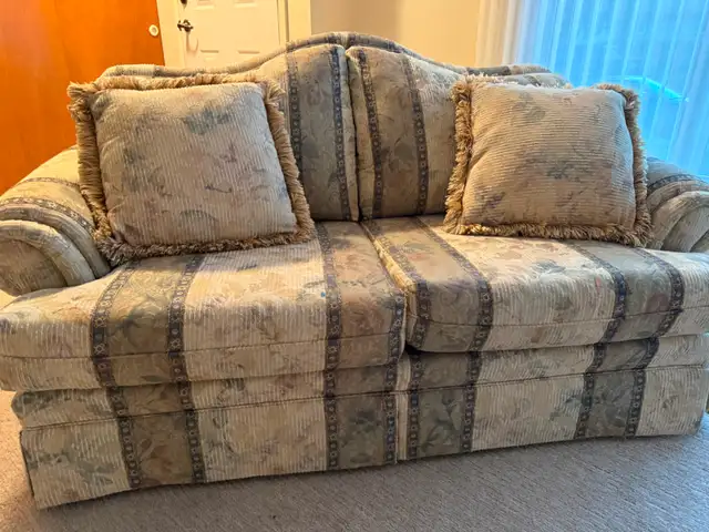 Quality 2-Seater Loveseat – Excellent Condition in Couches & Futons in Saskatoon - Image 6